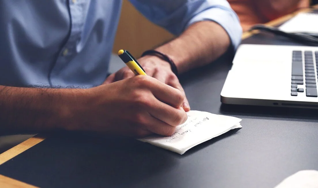 Responsabile editoriale al lavoro su una linea guida