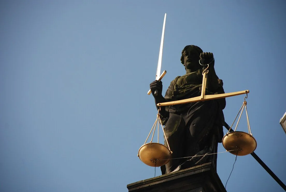 Riunione di esperti legali attorno a un tavolo